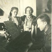 Н. Мартьянов с матерью и женой. Минусинск. до 1949 г..jpg