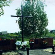 Белосток. Памятник репрессированным и погибшим на фронте жителям села. Открыт 21.06.2003 г.jpg