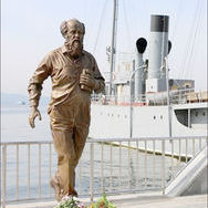 Во Владивостоке установлен памятник Александру Исаевичу Солженицыну