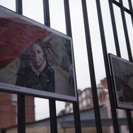 Фотографии на заборе: В Томске прошла выставка в сквере Памяти жертв политических репрессий