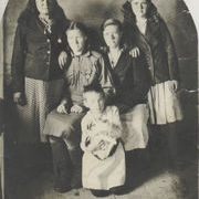 слева Анаст. Т., Таисия, сидят Александра, Анна, девочка Зина 1947 г..jpg