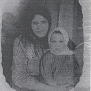Голощапова Анна Осиповна с внучкой Валей. Фото ок. 1950 г..jpg