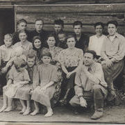 Голощапова Прасковья Петровна (во втором ряду вторая слева) с детьми и соседями. Фото 1950-е г. .jpg