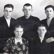 Лагунов Александр (в центре), Наталья (справа), Анна (слева) - дочери Афанасия Двойнос.jpg