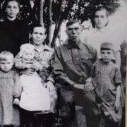 фото 1954 г. (слева направо) Лиза, мама с Соней, папа, Матвиец Мария и Вера.jpg
