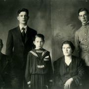 Слева направо Панкрат Васильевич, дочь Ольга, Екатерина Васильевна, сыновья Николай и Владимир..jpg