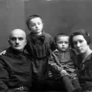 Попович Станислав Павлович с семьей.  Томск 1929 г..jpg