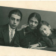 Февраль 1934 г. Шатиловы Игорь (19 лет), Ольга Александровна (42 года), Галина (13 лет) .jpg