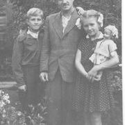Мартьянов Н.Е. Август 1957 г. с детьми Александром и Ольгой..jpg