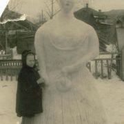 Мартьянова Ольга и снежная баба. Томск 1957 г.jpg