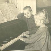 Мартьяновы  Ольга и Александр. Минусинск ок 1953 г.  фото для отца в лагерь.jpg