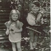 Мартьяновы Ольга и Саша . Ок. 1954 г. фото в лагерь отцу.jpg