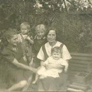 Мартьяновы Ольга на руках бабушки Евфалии Минусинск 9 сент. 1947 г.jpg