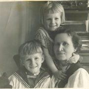 Мать Е.Н. Мартьянова  ( Ефалия Ереемеевна) с внуками Ольгой и Сашей. 1952 г. Минусинск..jpg