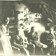 Минусинск. справа - Николай ЕвгеньевичМартьянов с отцом , матерью и женой..jpg