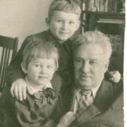 Отец  Н. Мартьянова Евгений Николаевич с внуками Ольгой и Сашей. Минусинск ок. 1953 г.jpg