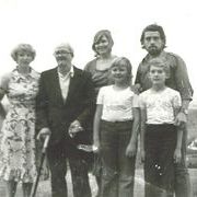 Семья Мартьяновых  1981 г. В центре - Н. Е..jpg