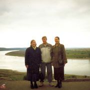 Мартьянов Александр с женой Оксаной и сестрой Ольгой ( слева)  2001 г. Томск.jpg
