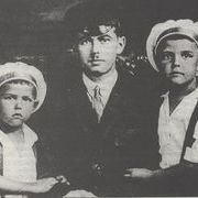 Георгий Успенский с братом и отцом. Харбин. 1925 г..jpg