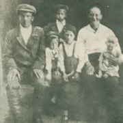Слева  -  бабушка Лиза с семьей старшего сына Михаила..jpg