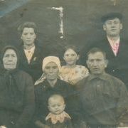 Фото 1939 г. Отец , мать, дети  Иван, Валентина,  Анатолий, Василий (6 месяцев)..jpg