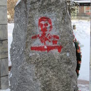 На памятнике жертвам политических репрессий в городе Томске вандалы нанесли краской изображение Сталина