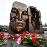 В Екатеринбурге установили "Маски скорби" Эрнста Неизвестного