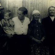 Родители Натальи, справа дедушка с бабушкой.jpg