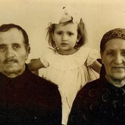 Степан Федорович с женой и внучкой Натальей.jpg