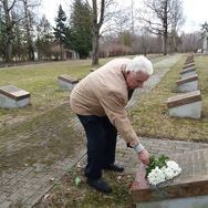 Бывший депортированный в Сибирь латыш, помогает в установке места захоронений советских солдат в Латвии