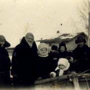 фото 1935-37 гг. Выезд в другой поселок. Слева около саней мать, справа отец..jpg